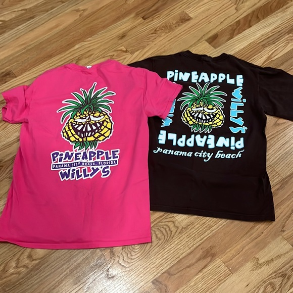 Bundle of two pineapple Willy’s T-shirts. - Picture 4 of 11